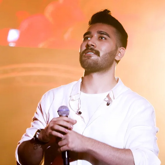 دانلود آهنگ من هنوزم سر تو بی جنبه ام مثل تو نیستم رو برد تو میبندم علی یاسینی از فارس ترانه